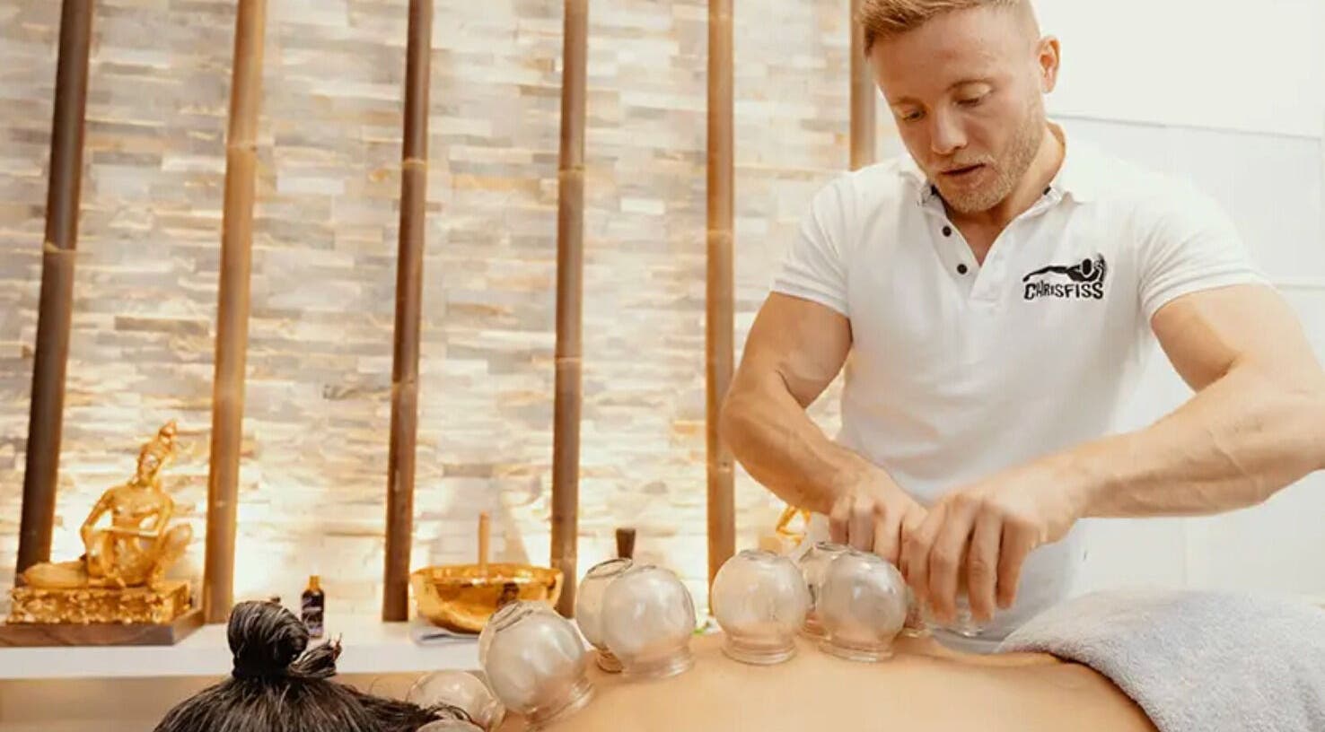 Massage mit Schröpfgläsern bei Chrisfiss, Brixen, IT.