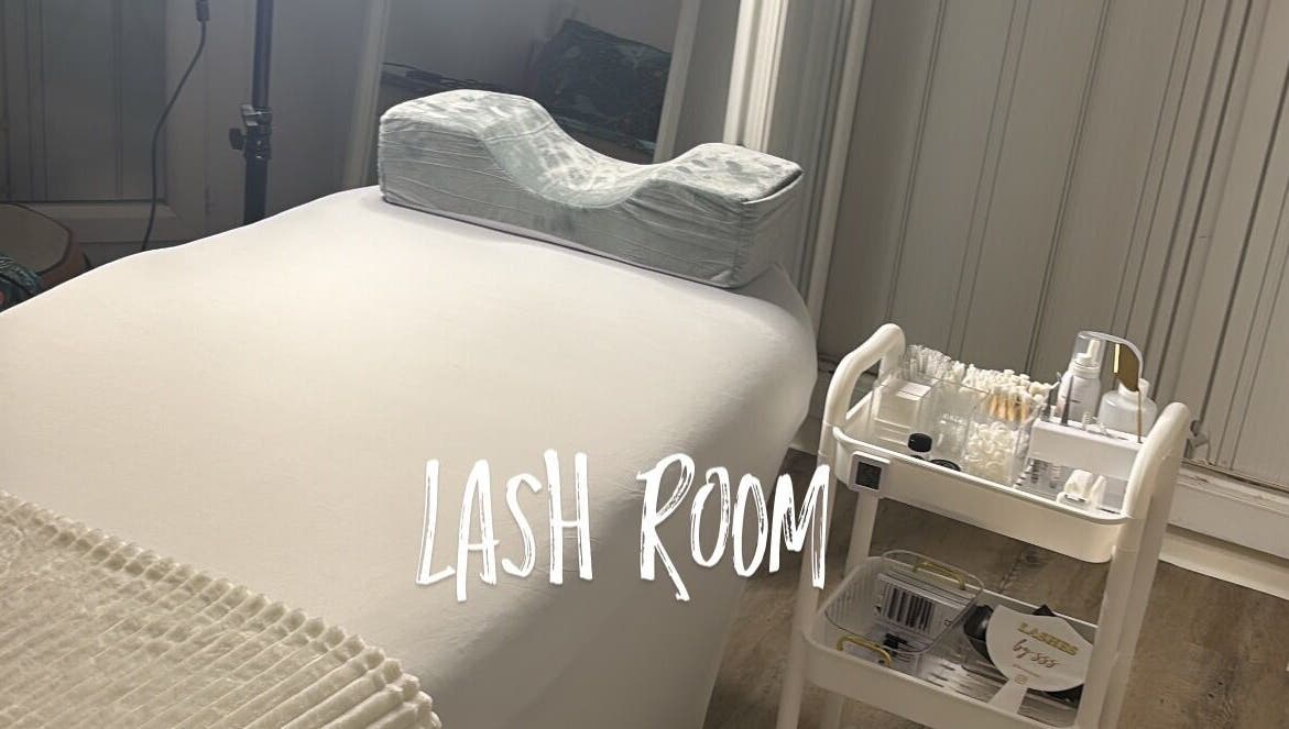 Salle de soins chez Lashes.bysss, Cannes, Provence-alpes-côte D'azur, FR avec lit et équipements.