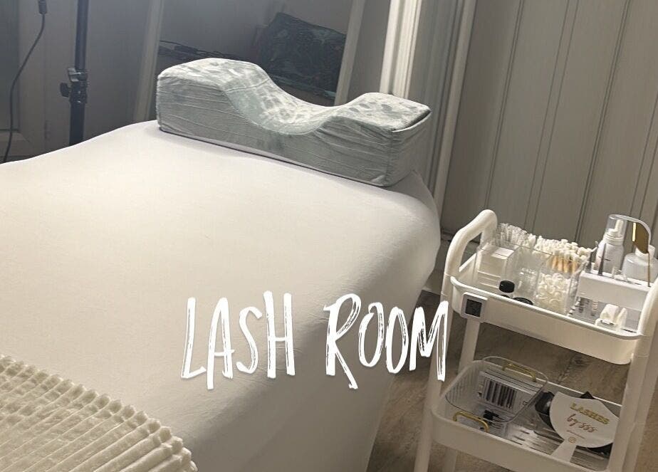 Salle de soins chez Lashes.bysss, Cannes, Provence-alpes-côte D'azur, FR avec lit et équipements.