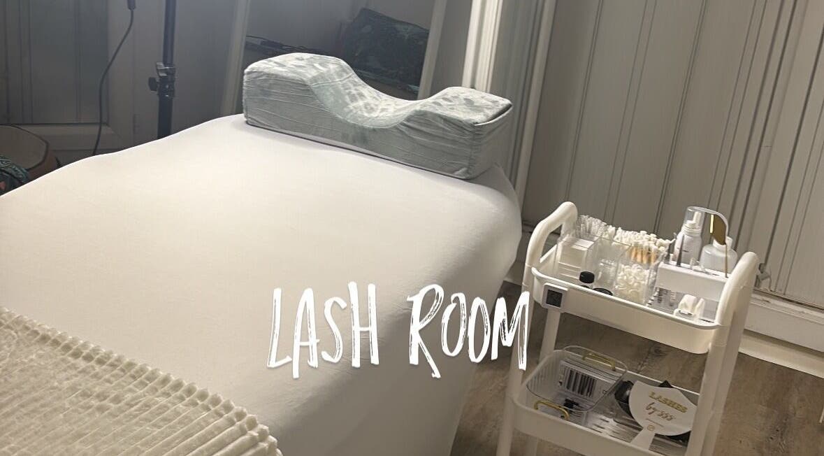 Salle de soins chez Lashes.bysss, Cannes, Provence-alpes-côte D'azur, FR avec lit et équipements.