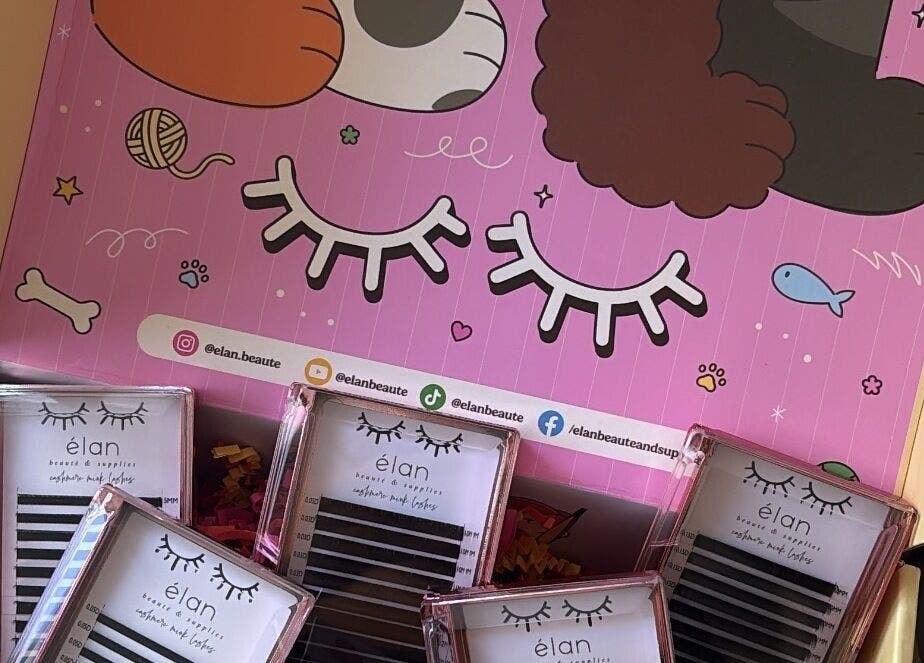 Collection de cils Élan chez Lashes.bysss, Cannes, Provence-alpes-côte D'azur, FR. Présentation dans une boîte colorée.