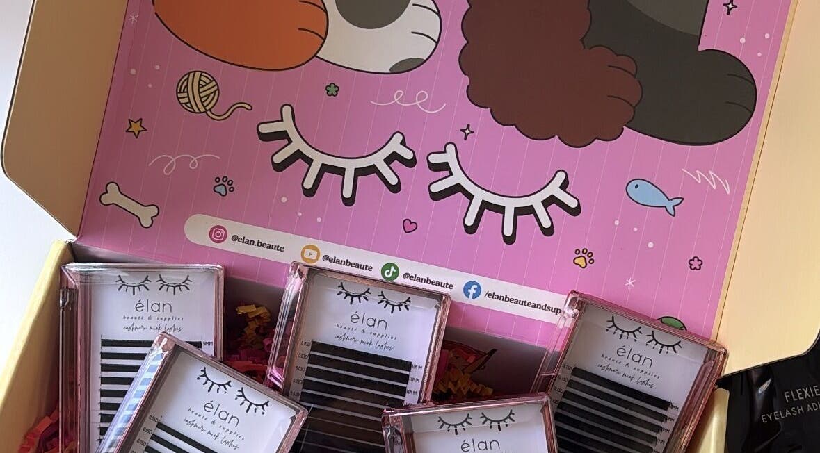 Collection de cils Élan chez Lashes.bysss, Cannes, Provence-alpes-côte D'azur, FR. Présentation dans une boîte colorée.