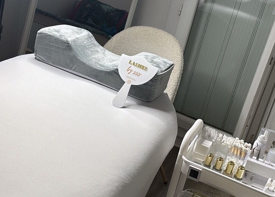 Salle de soins esthétiques Lashes.bysss à Cannes, Provence-alpes-côte D'azur, FR, avec lit de beauté et fournitures.
