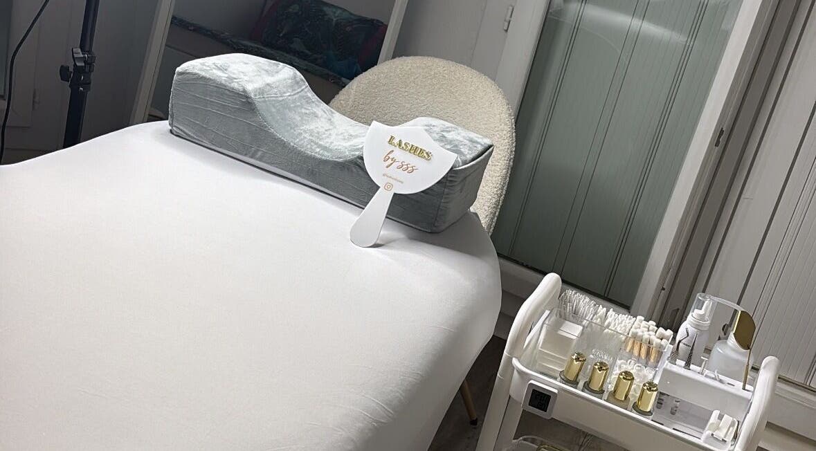 Salle de soins esthétiques Lashes.bysss à Cannes, Provence-alpes-côte D'azur, FR, avec lit de beauté et fournitures.