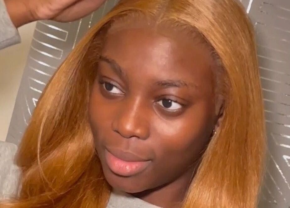 Coiffure élégante chez RellaBeauty à Strasbourg, Grand Est, FR. Chevelure dorée et soignée.