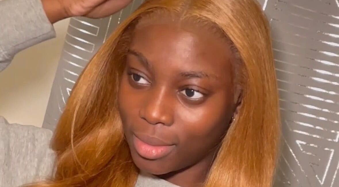 Coiffure élégante chez RellaBeauty à Strasbourg, Grand Est, FR. Chevelure dorée et soignée.