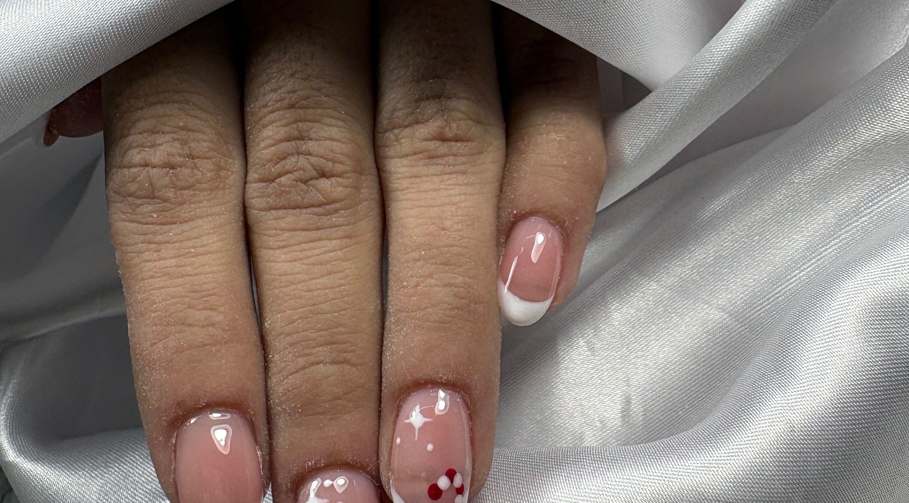 Stylish nail art at Nails By Carolina, Castanheira De Pêra, Leiria, PT, with a chic white and red design.