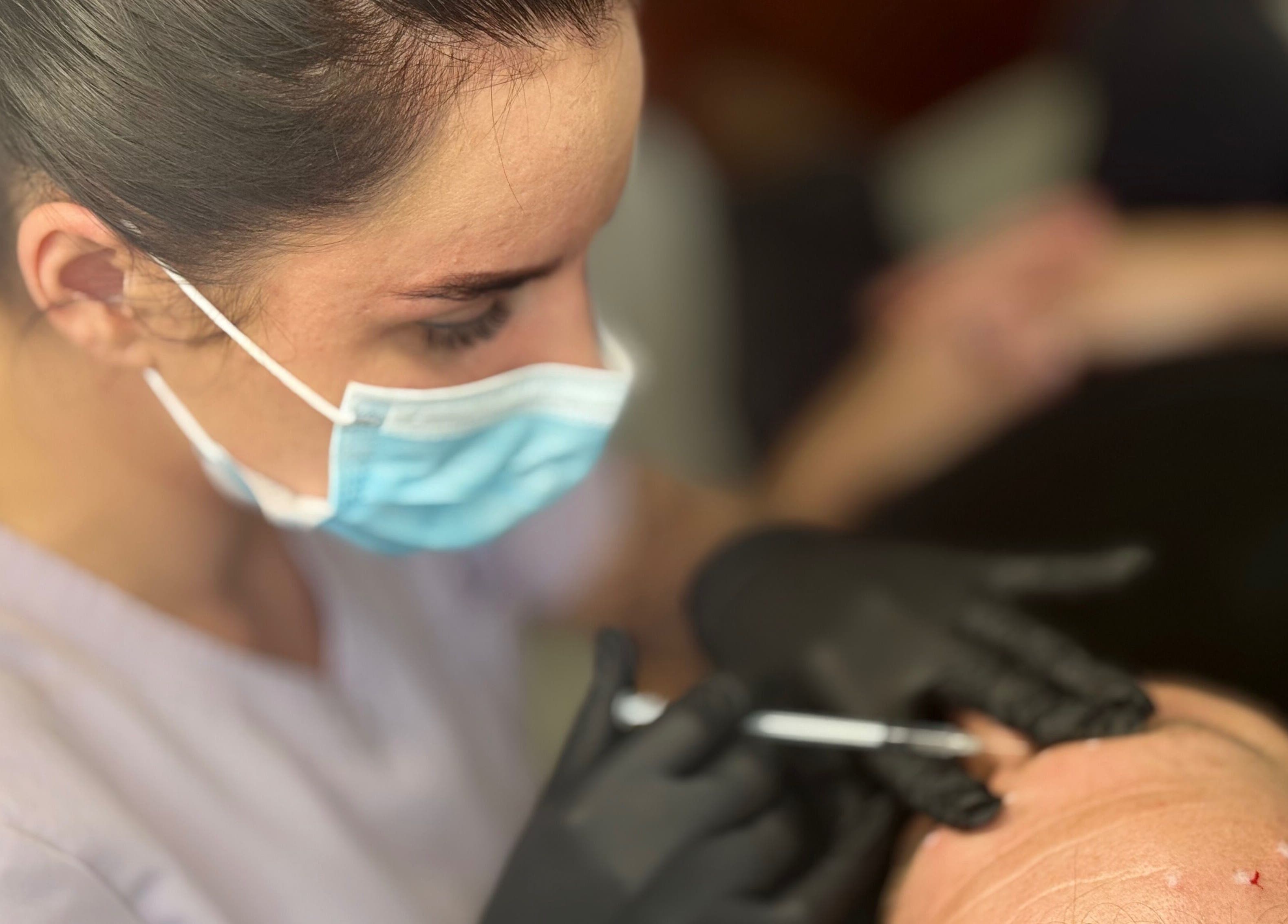 Kosmetolog wykonuje zabieg w Aesthetic Center- Patrycja Biernat, Pępowo, Województwo Pomorskie, PL.