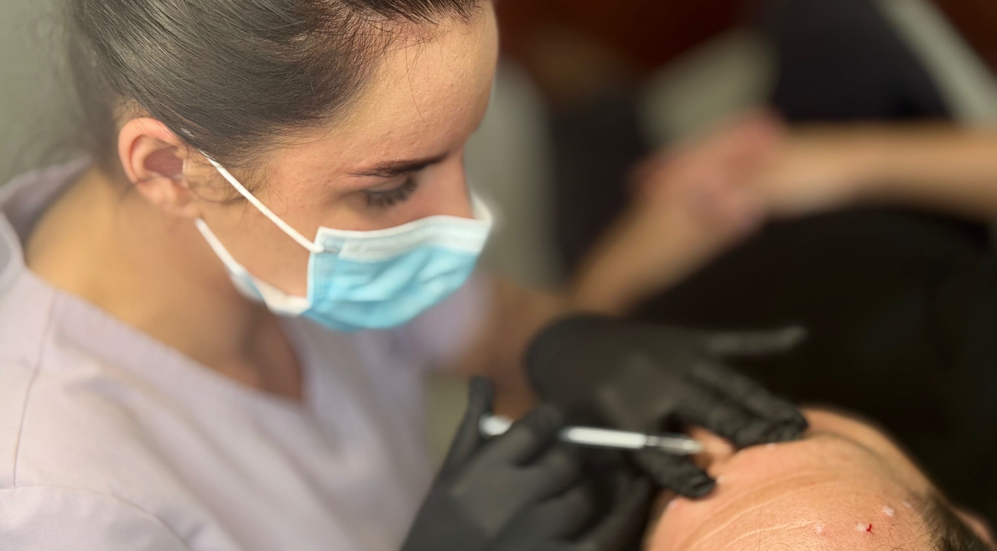 Kosmetolog wykonuje zabieg w Aesthetic Center- Patrycja Biernat, Pępowo, Województwo Pomorskie, PL.