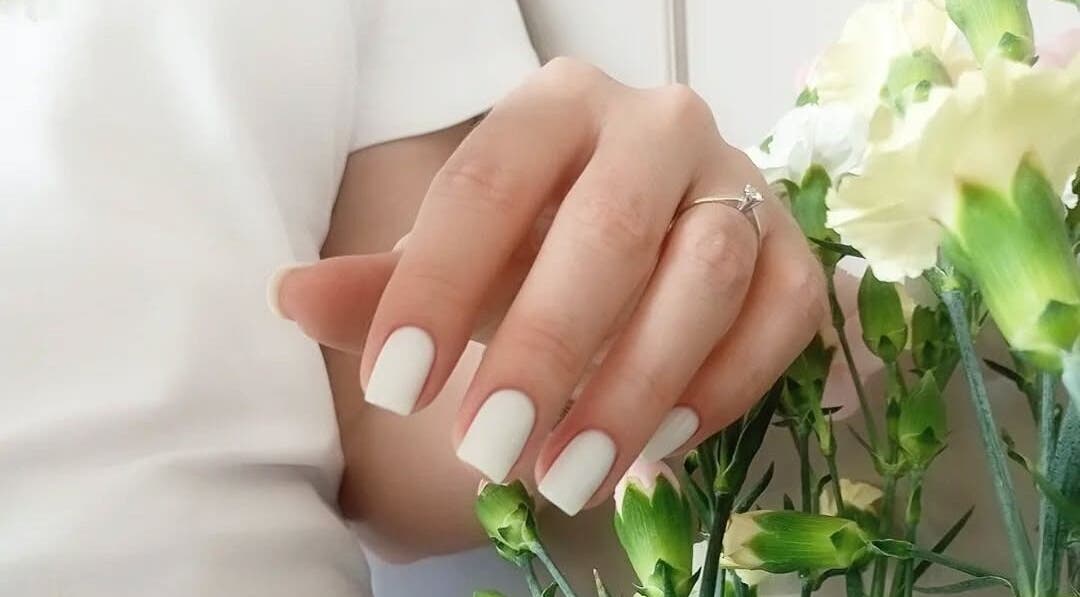 Puikiai manikiūruotos baltos nagai su žiedu Grožio architektė Vilnius, Vilniaus Apskritis, LT