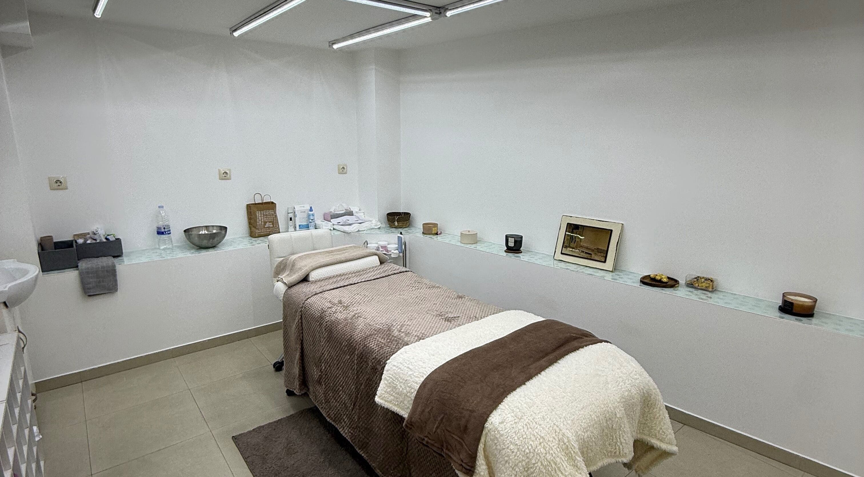 Relaxing spa treatment room at Cloud 9 Spa, Plovdiv, Plovdiv, BG, showcasing a cozy massage table.