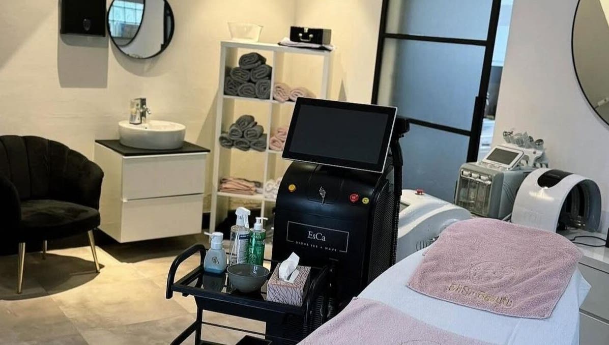 Moderne spa kamer bij Elisu Beauty in Oosterhout, Noord-Brabant, NL met verzorgingsapparatuur en handdoeken.