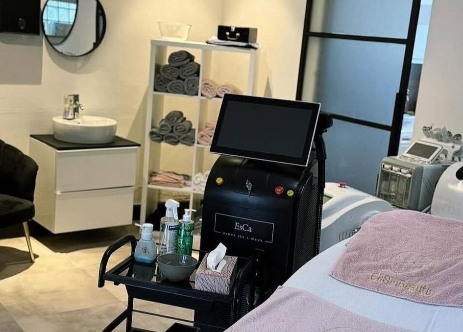 Gezellige wellnessruimte bij Elisu Beauty, Oosterhout, Noord-brabant, NL met moderne apparatuur en ontspannen sfeer.