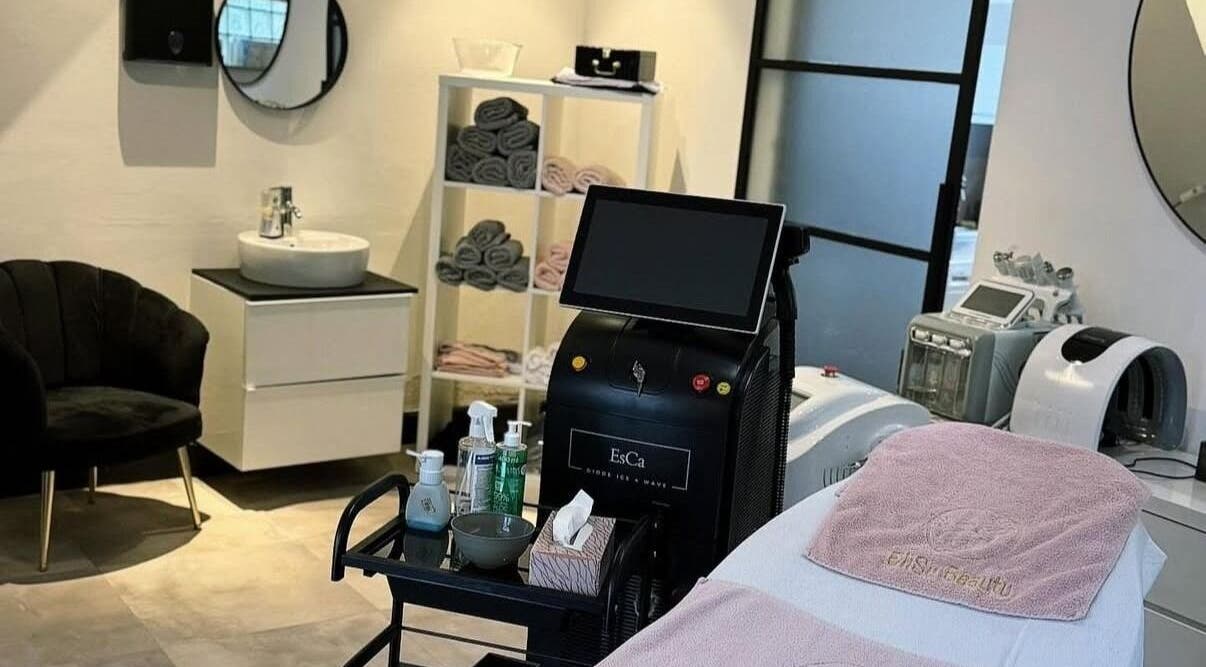 Gezellige wellnessruimte bij Elisu Beauty, Oosterhout, Noord-brabant, NL met moderne apparatuur en ontspannen sfeer.