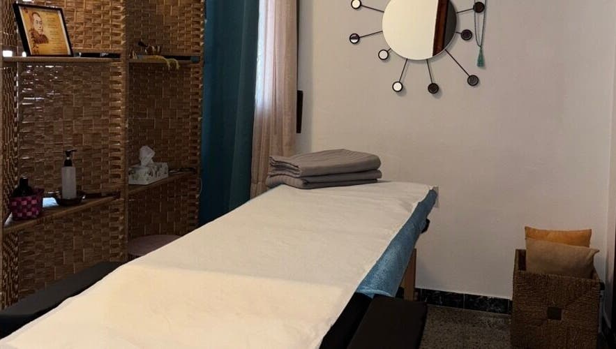 Sala de tratamiento en Aquí y ahora quiérete, Llinars Del Vallès, Catalunya, ES, con camilla y decoración relajante.