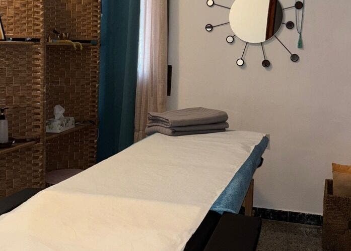 Sala de tratamiento en Aquí y ahora quiérete, Llinars Del Vallès, Catalunya, ES, con camilla y decoración relajante.