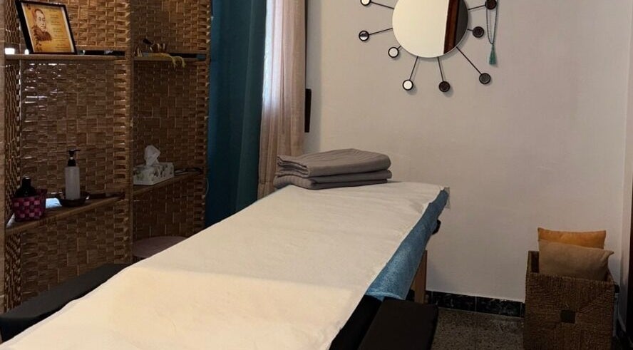 Sala de tratamiento en Aquí y ahora quiérete, Llinars Del Vallès, Catalunya, ES, con camilla y decoración relajante.