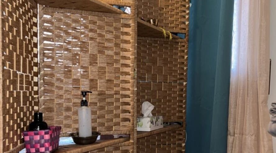 Detalle de estantes de mimbre con productos de cuidado en Aquí y ahora quiérete, Llinars Del Vallès, Catalunya, ES.