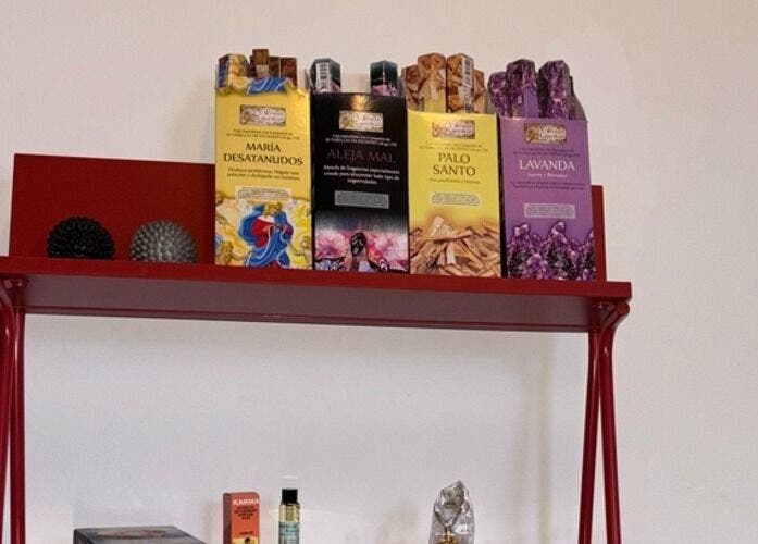 Selección de inciensos en escaparate de Aquí y ahora quiérete, Llinars Del Vallès, Catalunya, ES.