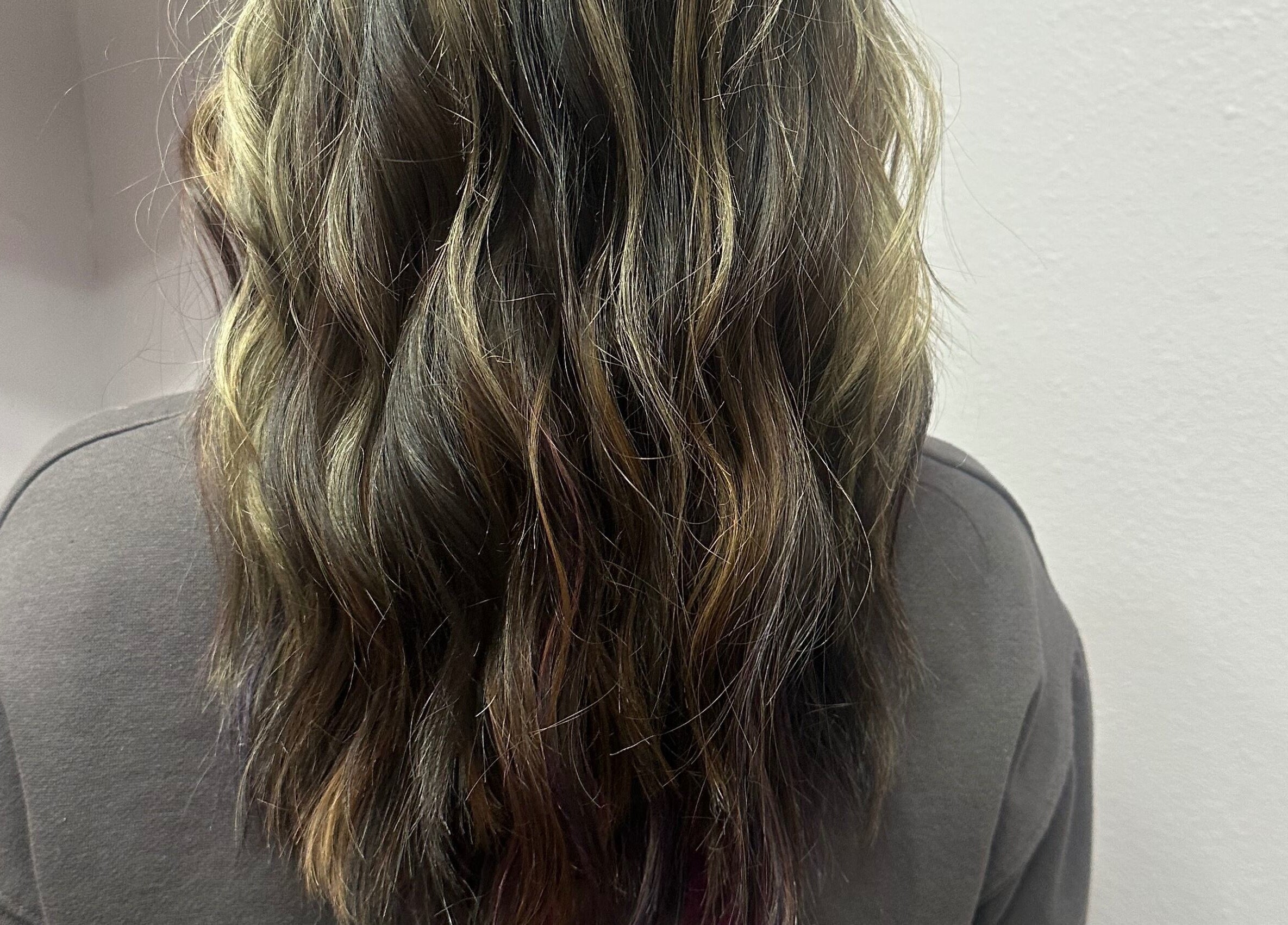 Stylish wavy hairstyle at Tropical Rayz: Elena Garcia, Oskaloosa, Iowa, US, showcasing soft, elegant curls.