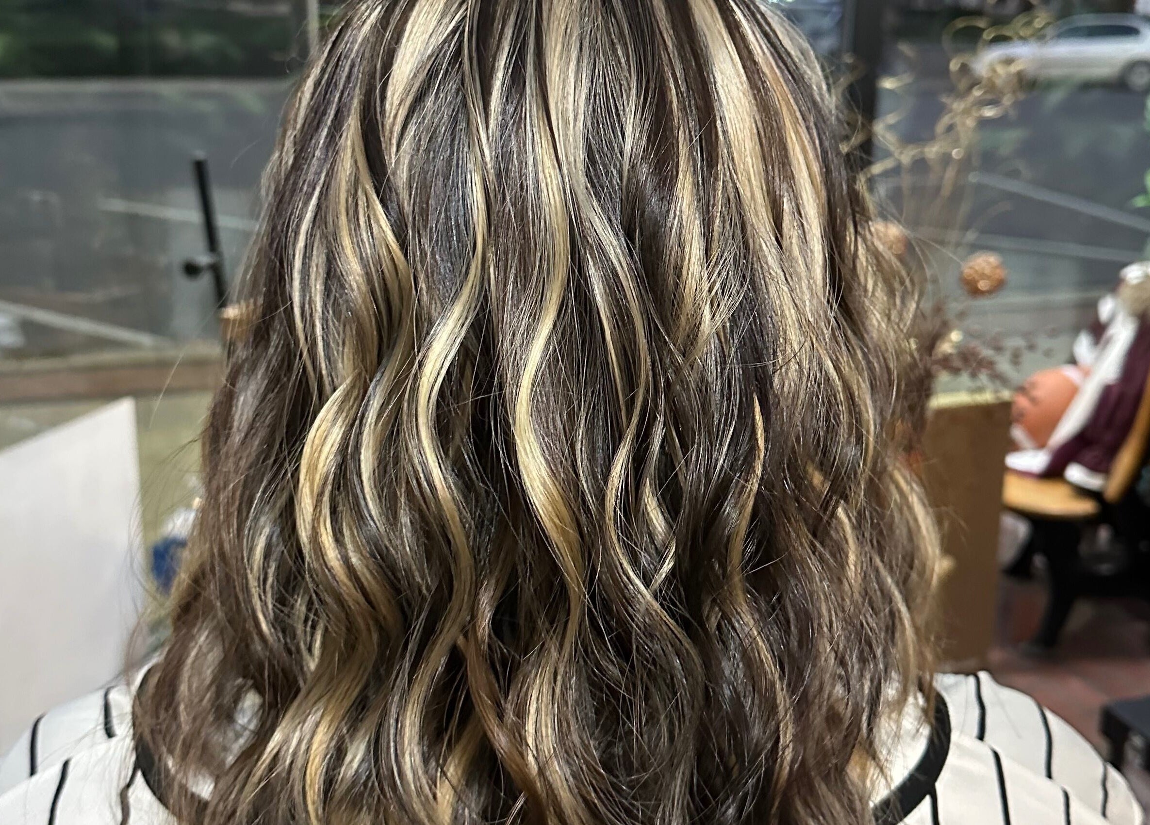 Highlighted wavy hairstyle at Tropical Rayz: Elena Garcia in Oskaloosa, Iowa, US.