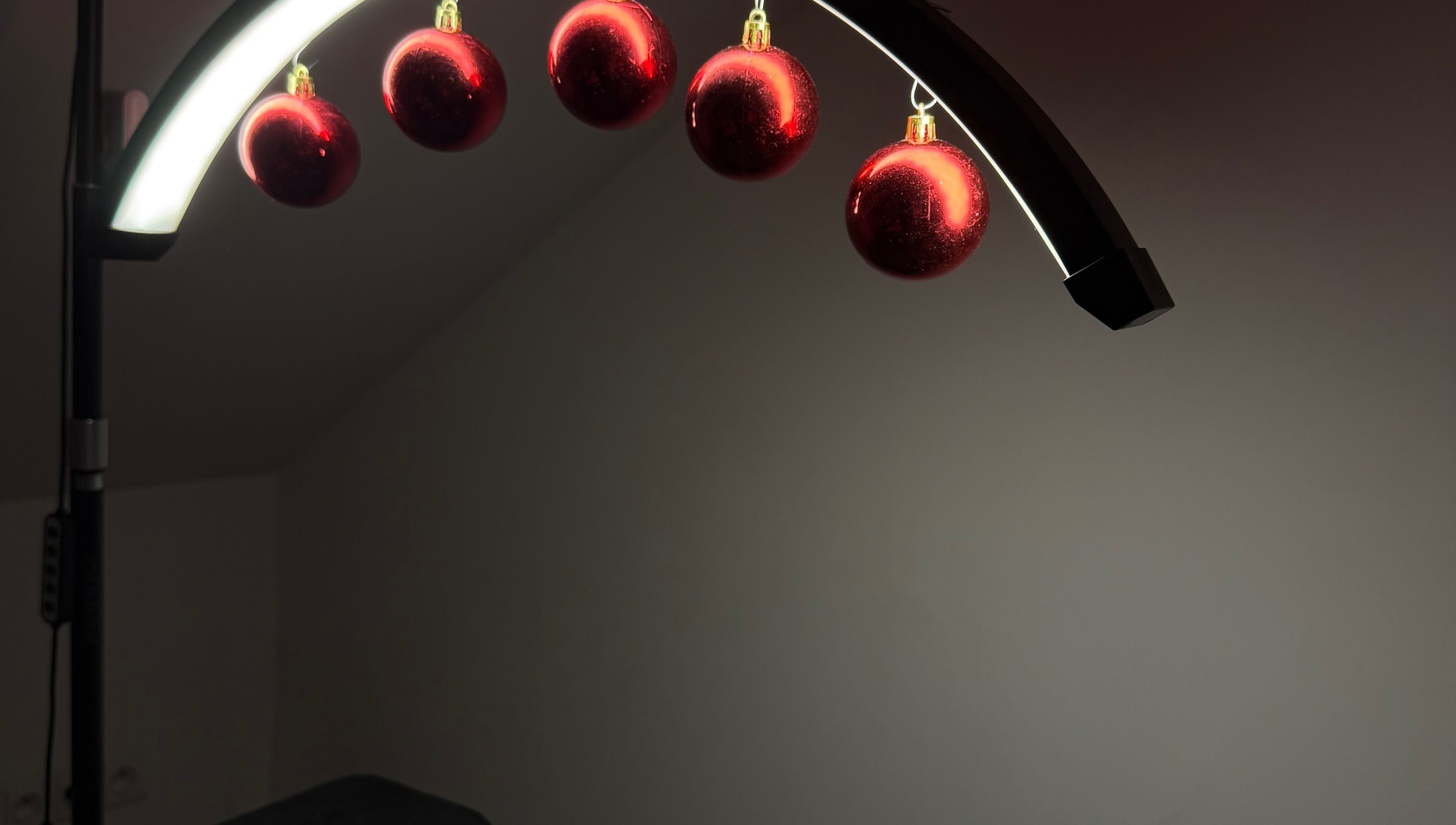 Стильне освітлення в tetiana_kambarova, Hlavní Město Praha, Hlavní Město Praha, CZ з червоними кульками.