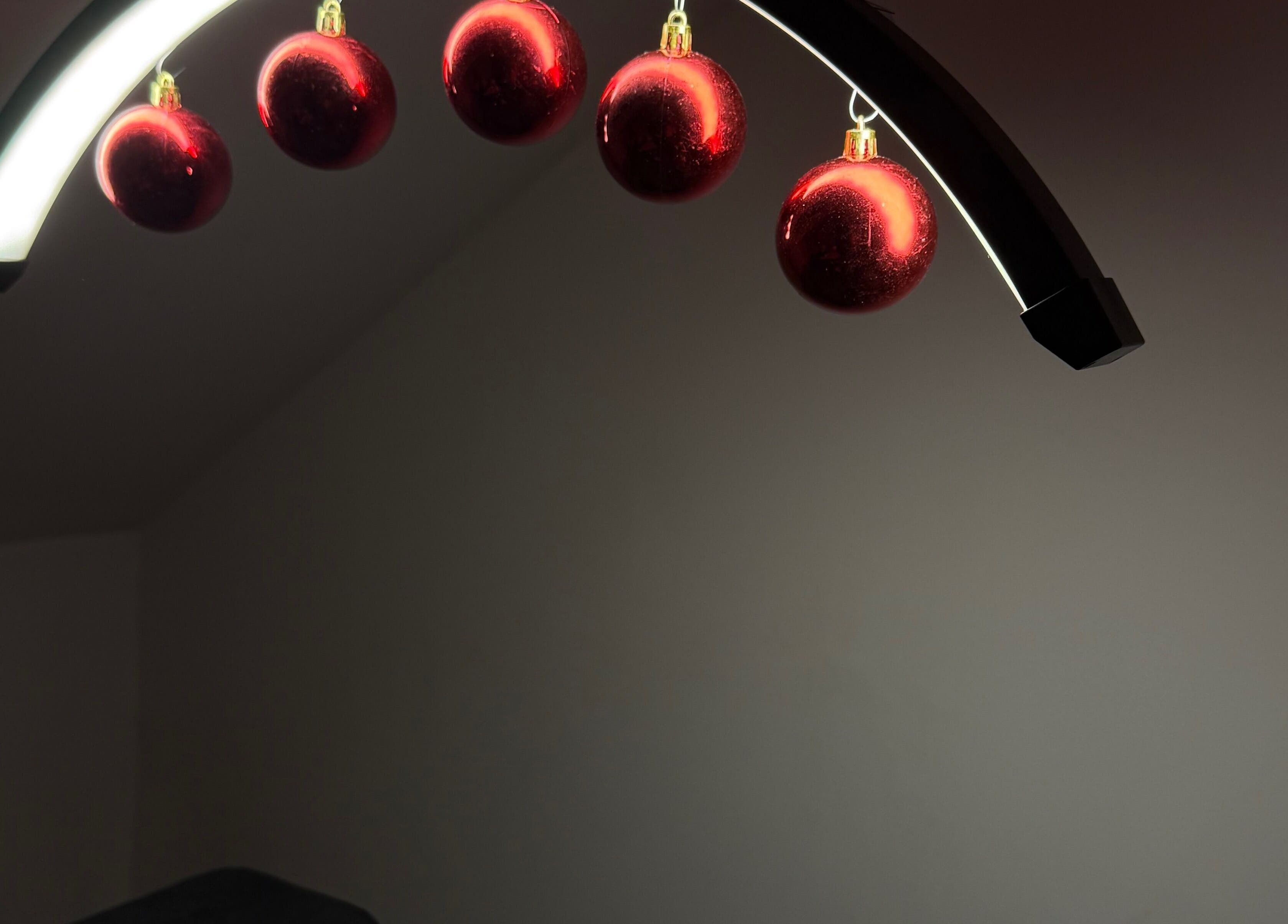 Стильне освітлення в tetiana_kambarova, Hlavní Město Praha, Hlavní Město Praha, CZ з червоними кульками.