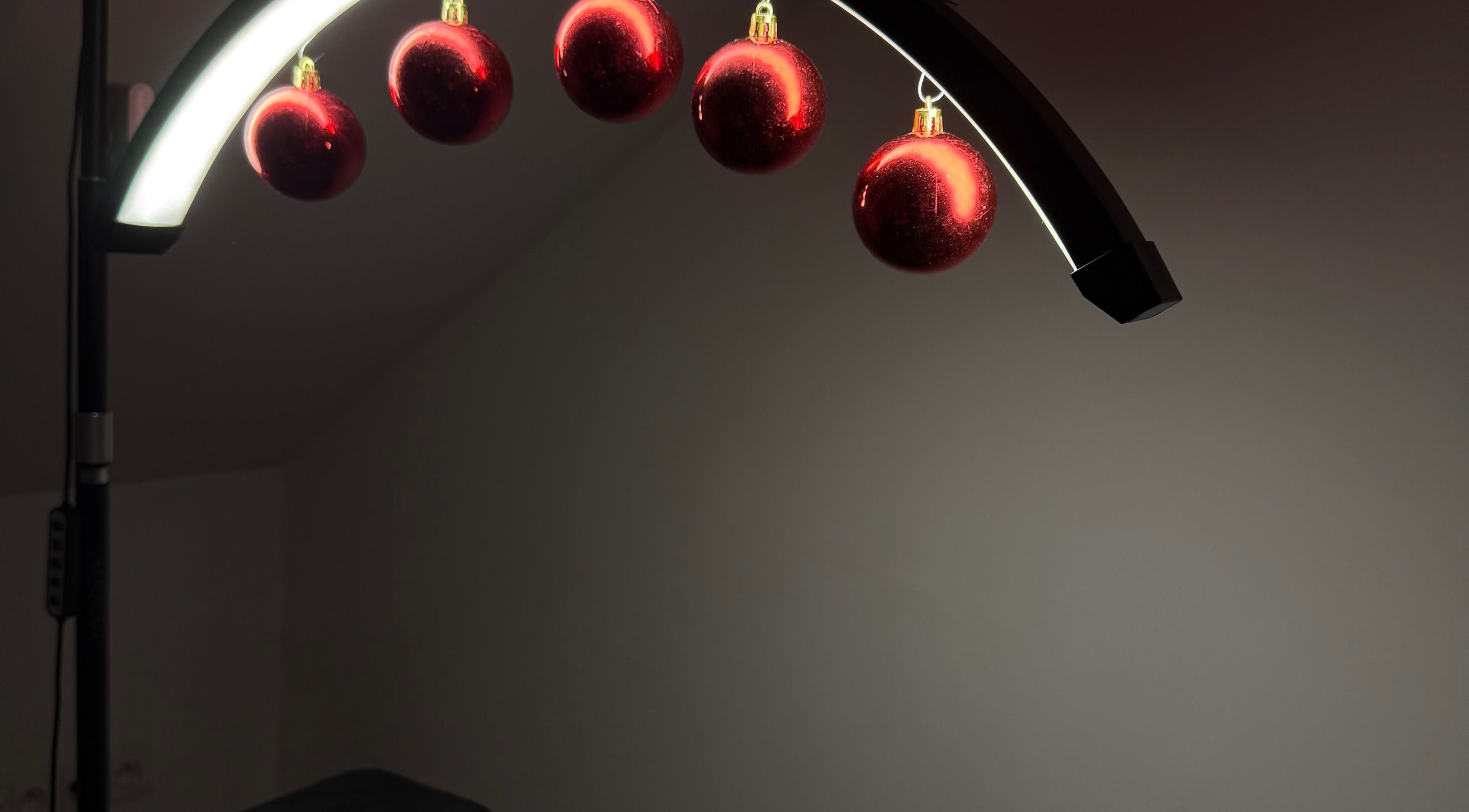 Стильне освітлення в tetiana_kambarova, Hlavní Město Praha, Hlavní Město Praha, CZ з червоними кульками.