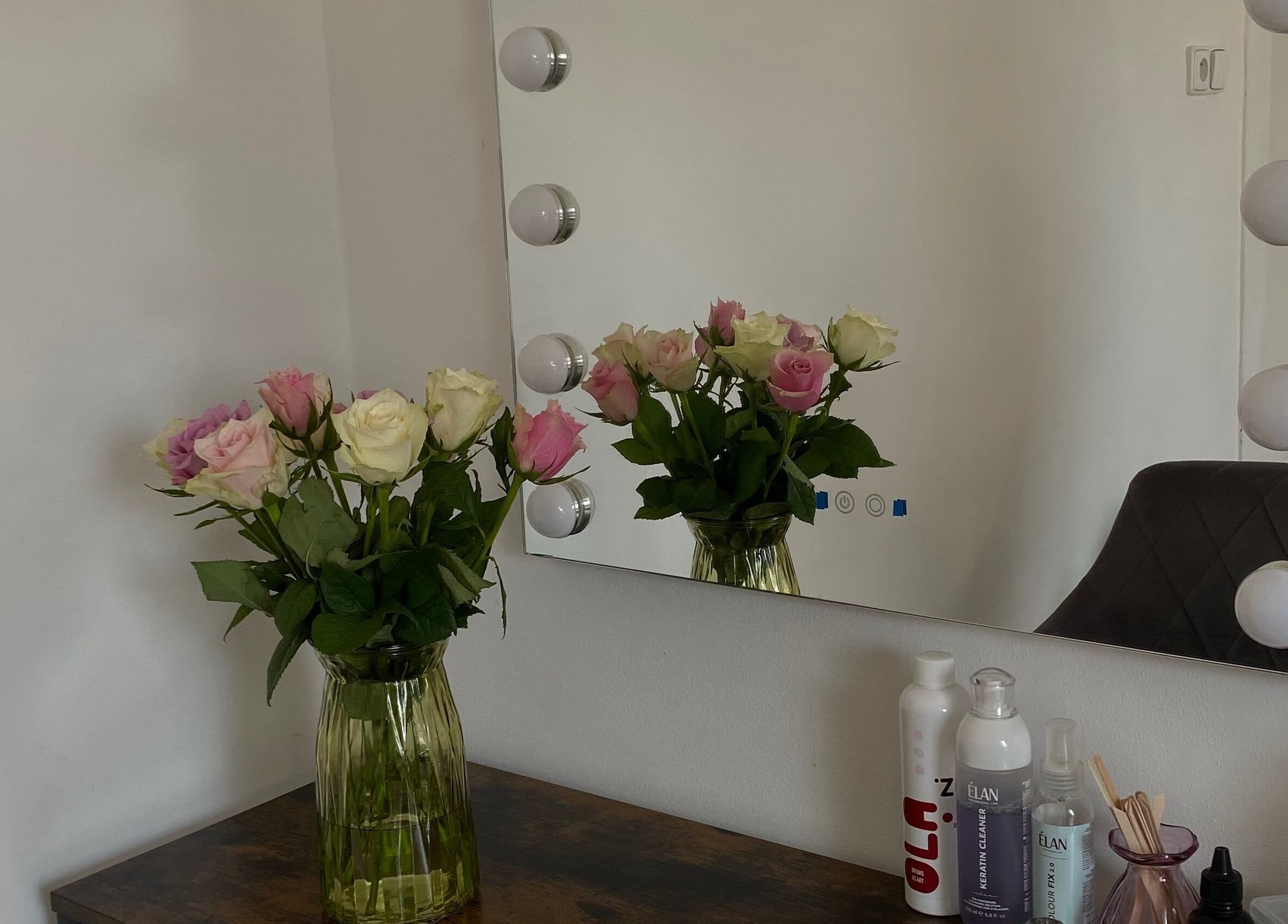 Квіти біля дзеркала в tetiana_kambarova, Hlavní Město Praha, Hlavní Město Praha, CZ.