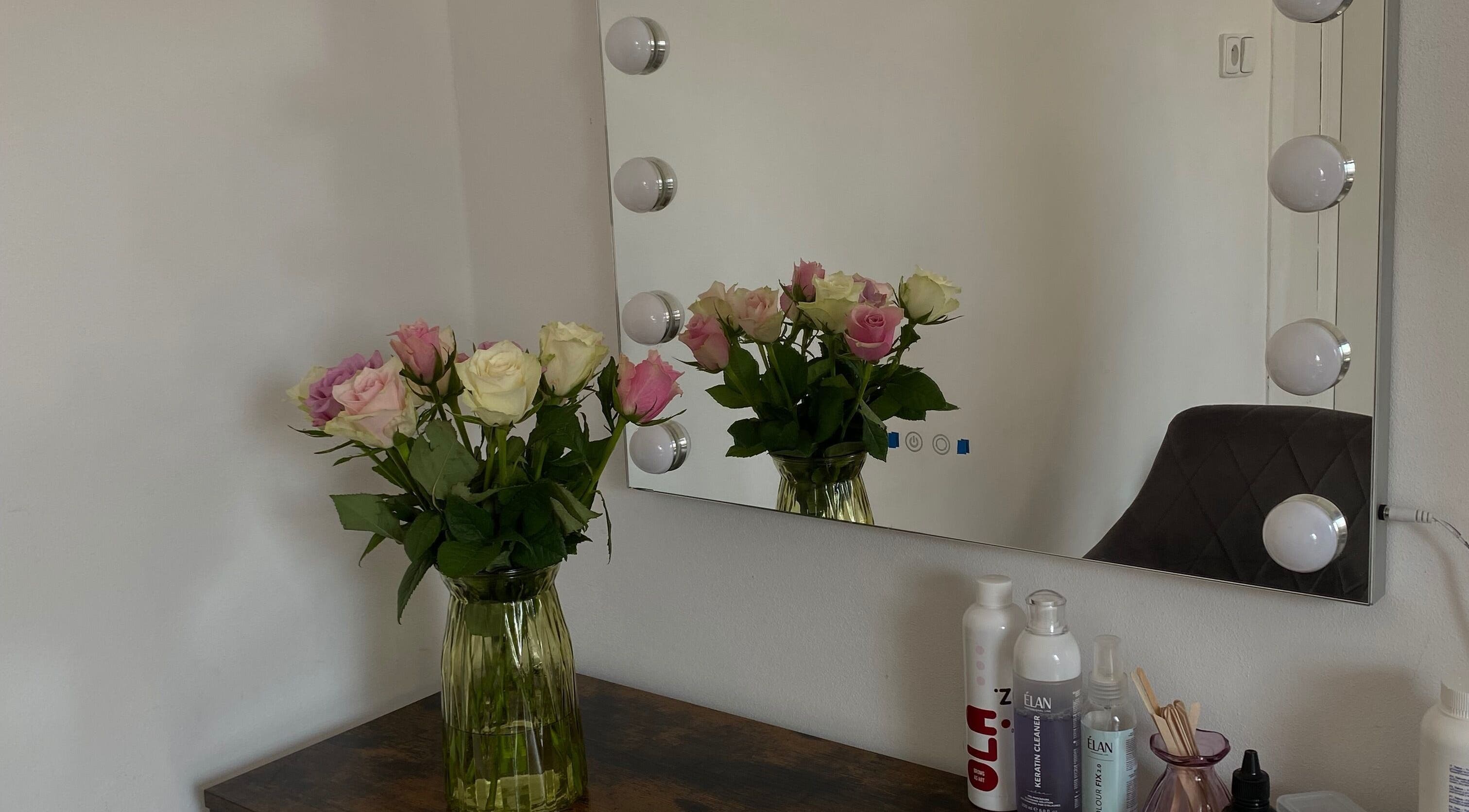 Квіти біля дзеркала в tetiana_kambarova, Hlavní Město Praha, Hlavní Město Praha, CZ.