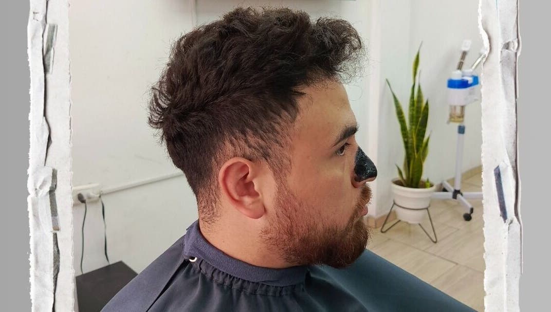 Hombre recibiendo cuidado facial en Catt Power Barber Shop, Bogotá, Cundinamarca, CO.