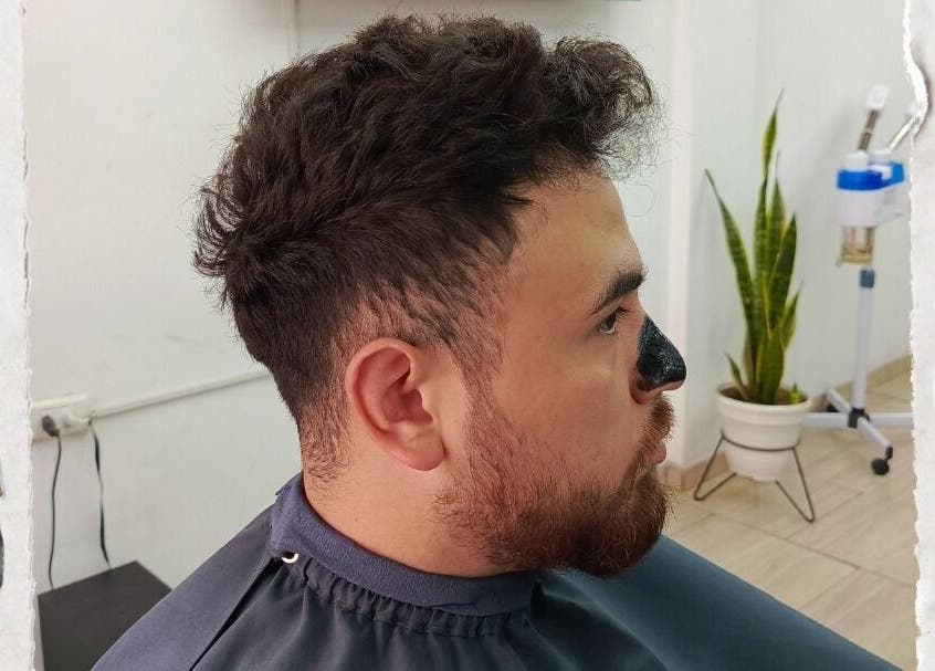 Hombre recibiendo cuidado facial en Catt Power Barber Shop, Bogotá, Cundinamarca, CO.