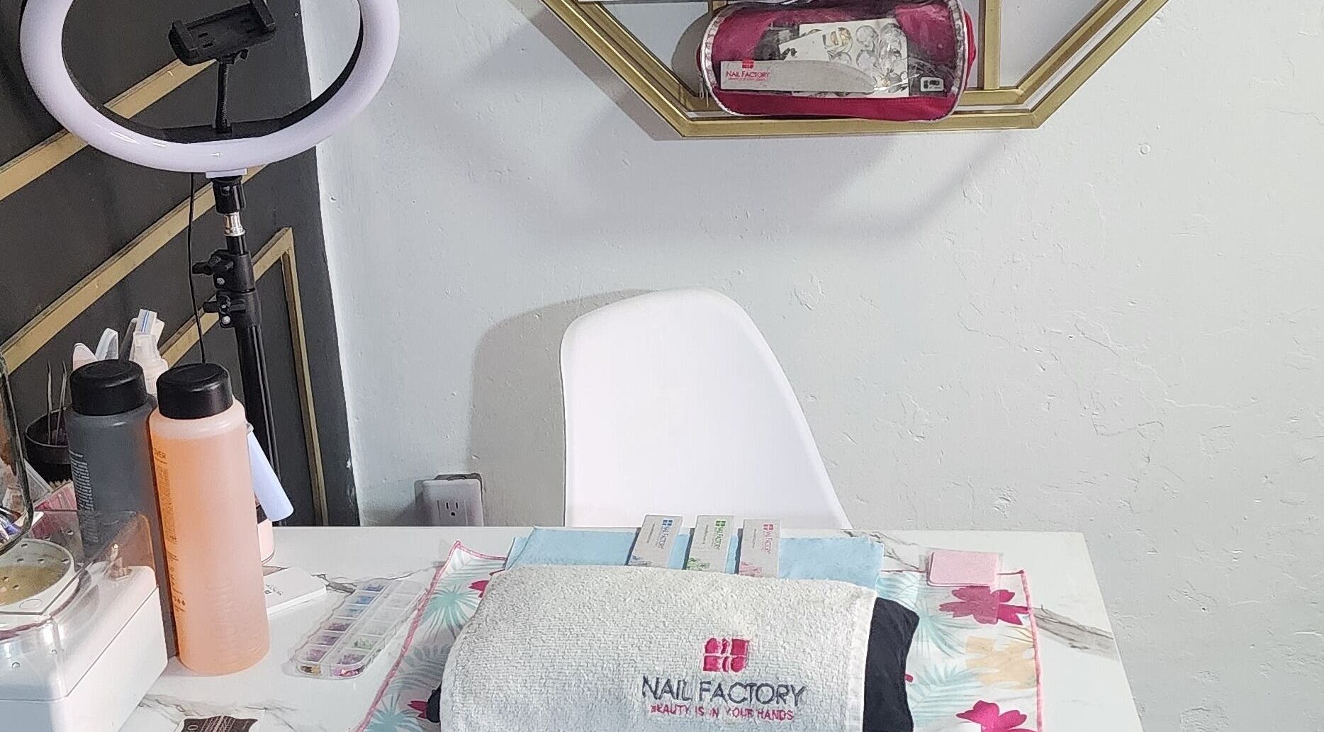Mesa de belleza en AMG beauty Salon & SPA, Guadalajara, Jalisco, MX, equipada para manicura profesional.