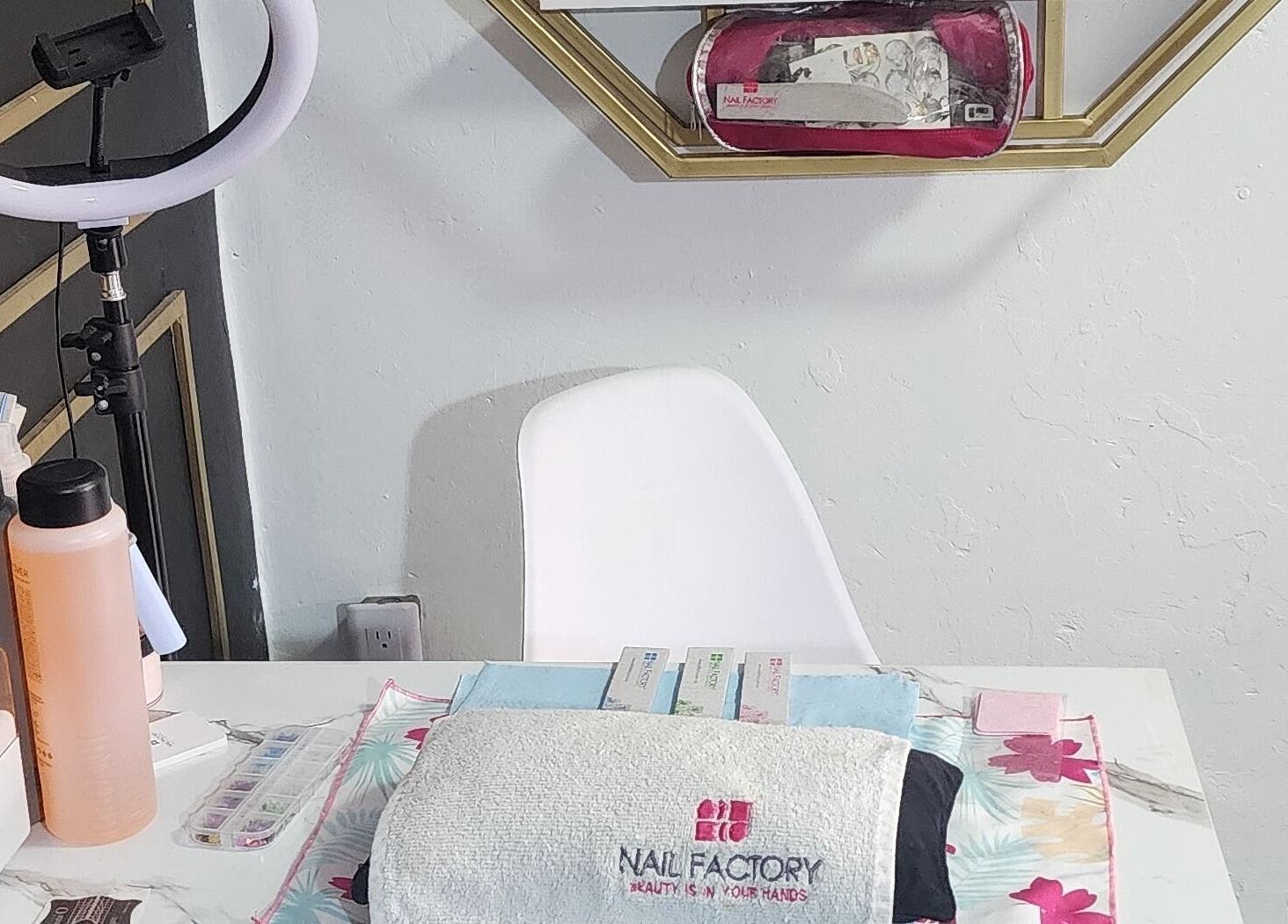 Zona de manicura en AMG beauty Salon & SPA, Guadalajara, Jalisco, MX, destacando iluminación y diseño moderno.