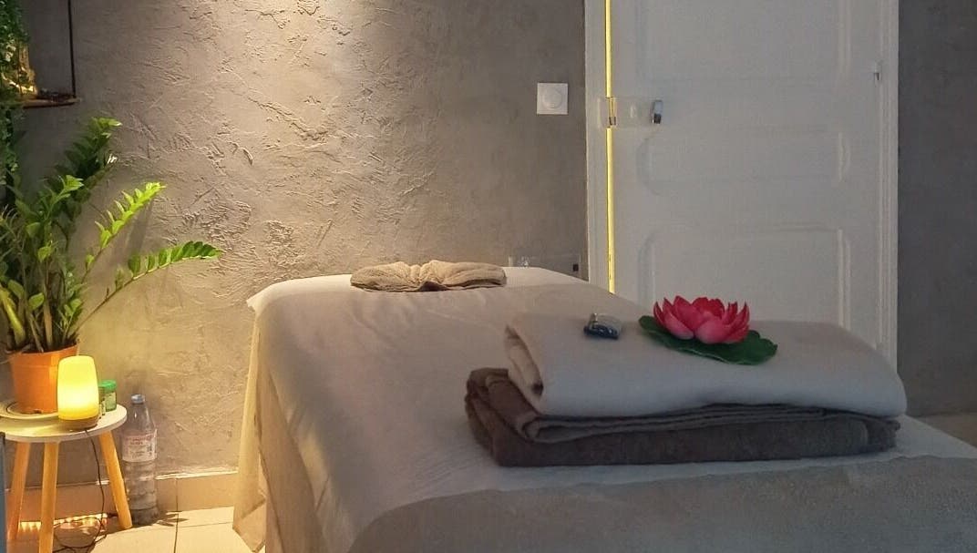Serene massage room at Patchama Bien Etre in Nice, Provence-alpes-côte D'azur, FR with calming decor.