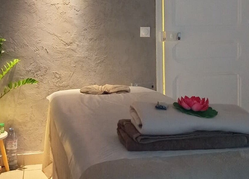 Serene massage room at Patchama Bien Etre in Nice, Provence-alpes-côte D'azur, FR with calming decor.
