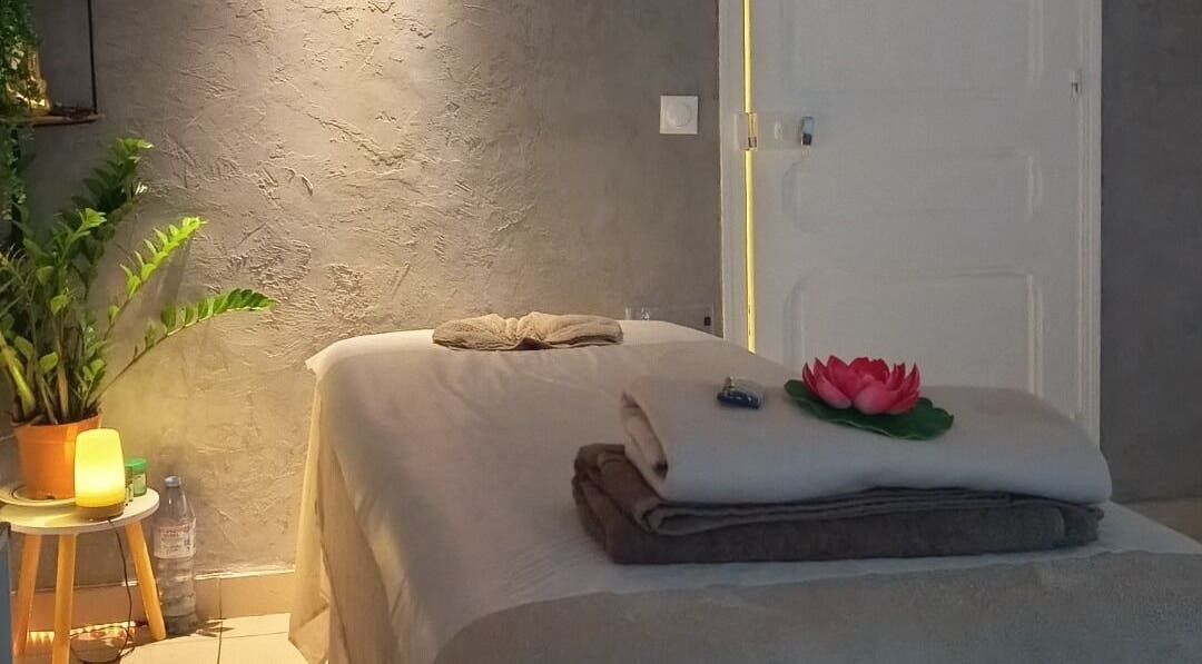 Serene massage room at Patchama Bien Etre in Nice, Provence-alpes-côte D'azur, FR with calming decor.