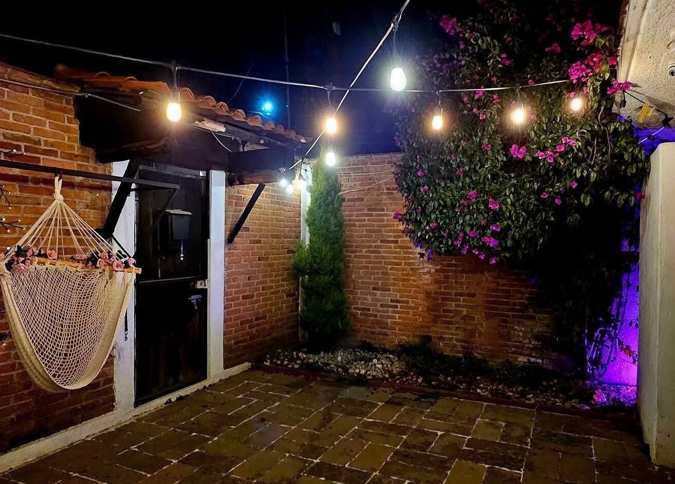 Patio iluminado con hamaca en DIMAR STUDIO, San Jorge Pueblo Nuevo, Estado De México, MX.