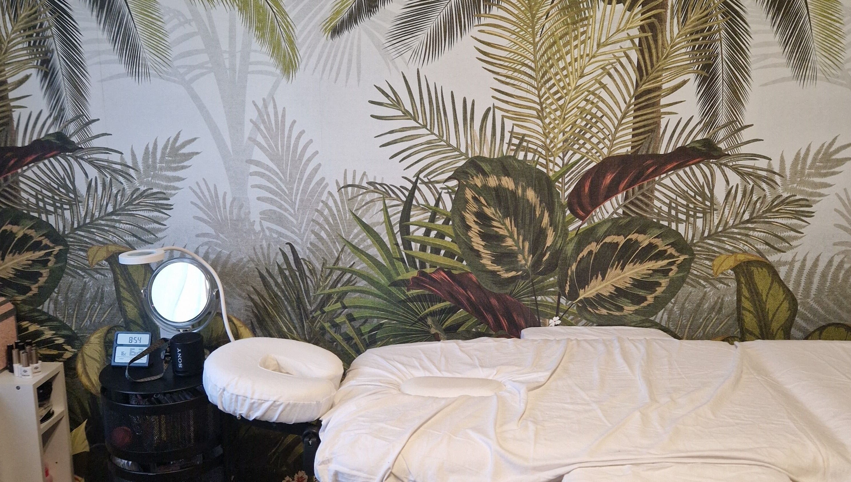 Cabine de soins tropicale chez Fée Moibel, Hastingues, Nouvelle-Aquitaine, FR, avec une table de soin.