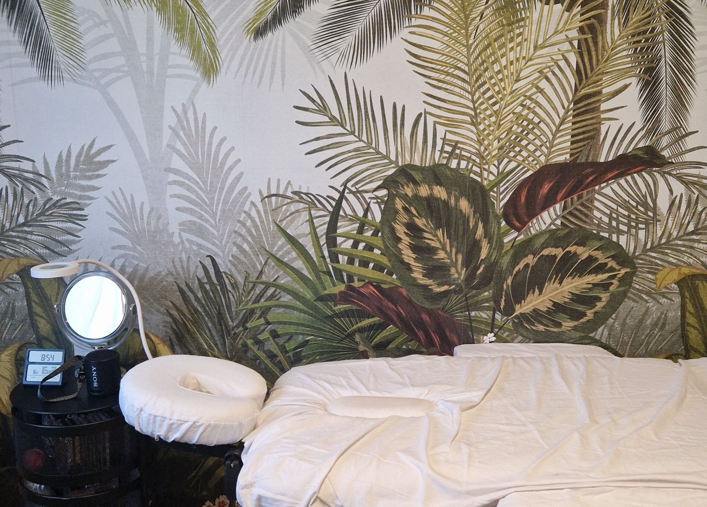 Cabine de soins tropicale chez Fée Moibel, Hastingues, Nouvelle-Aquitaine, FR, avec une table de soin.