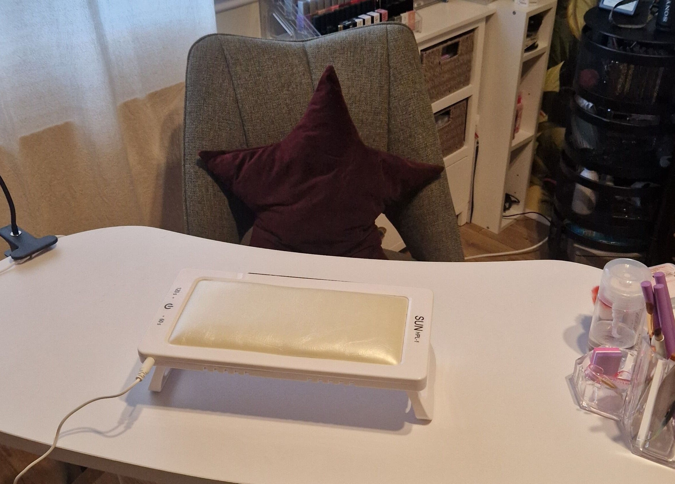 Station de manucure élégante à Fée Moibel, Hastingues, Nouvelle-Aquitaine, FR, équipée pour le soin des ongles.