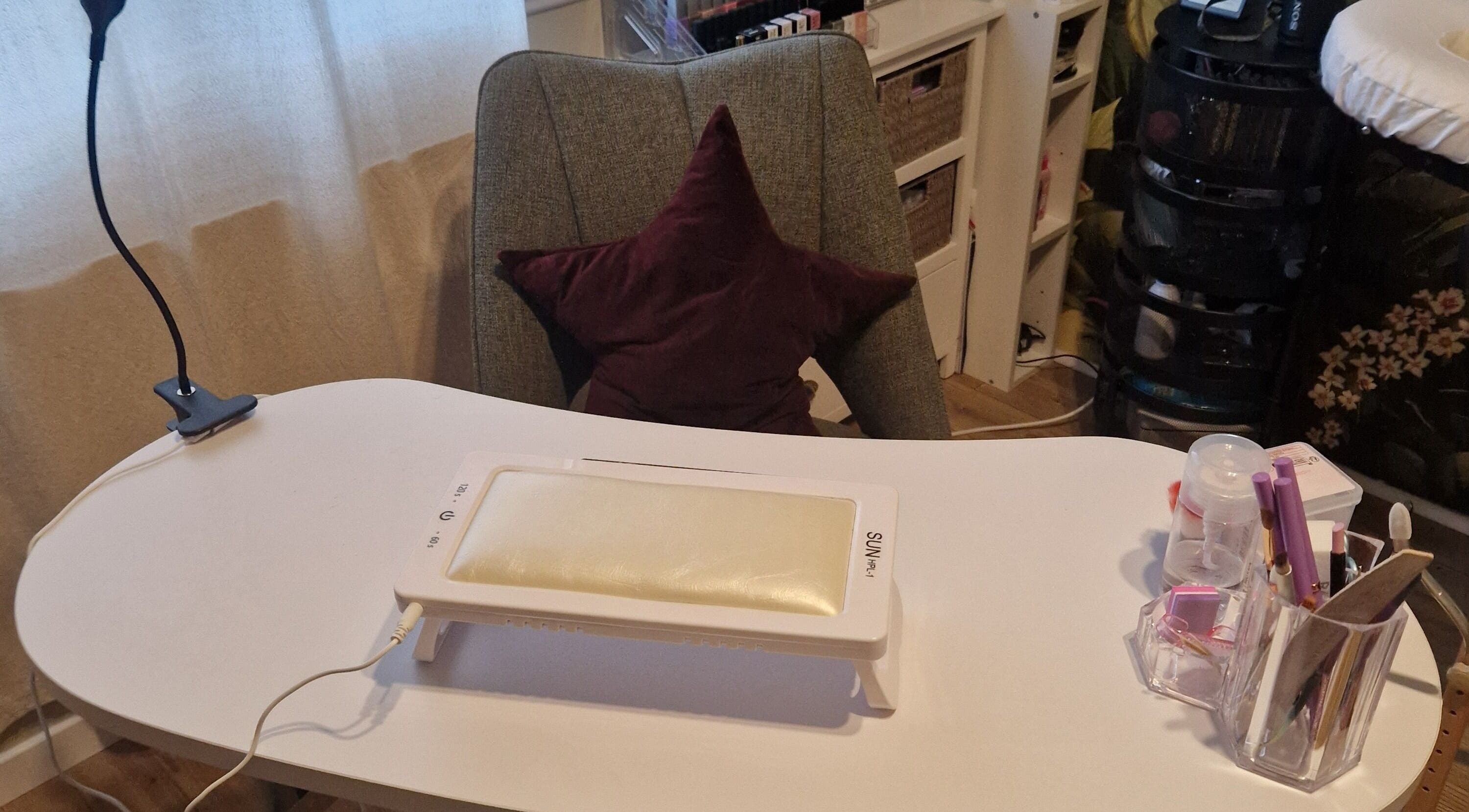 Station de manucure élégante à Fée Moibel, Hastingues, Nouvelle-Aquitaine, FR, équipée pour le soin des ongles.