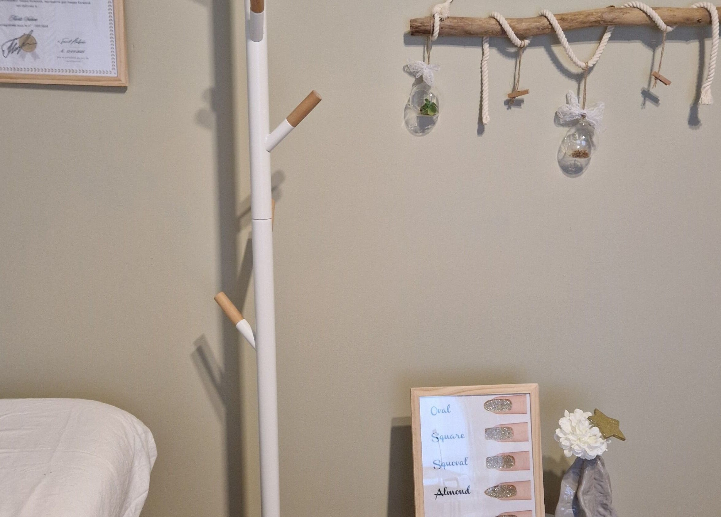 Décor Zen et minimaliste chez Fée Moibel, Hastingues, Nouvelle-Aquitaine, FR, avec accessoires suspendus.