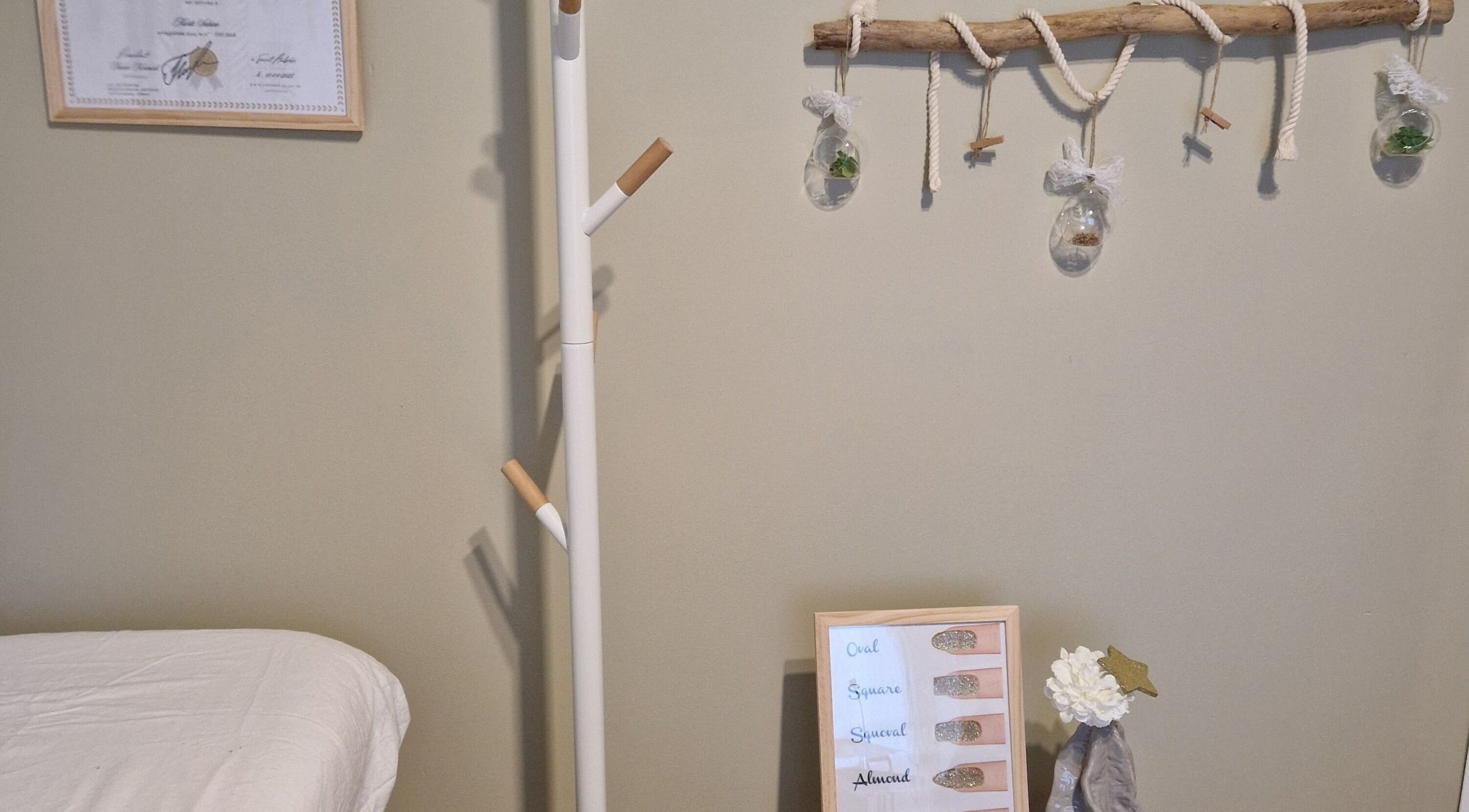 Décor Zen et minimaliste chez Fée Moibel, Hastingues, Nouvelle-Aquitaine, FR, avec accessoires suspendus.