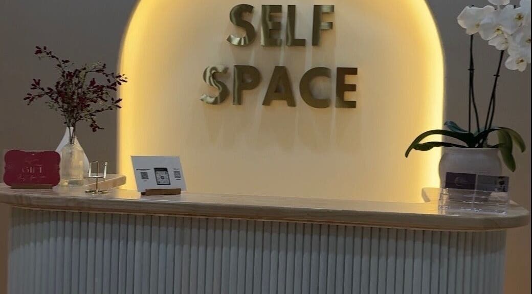 Элегантная зона ожидания в The Future of Nails, Fair Oaks, California, US с растениями и декором.