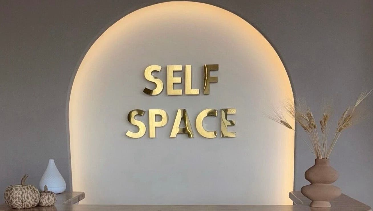 Декор стены в The Future of Nails, Fair Oaks, Калифорния, США с надписью 'SELF SPACE'.