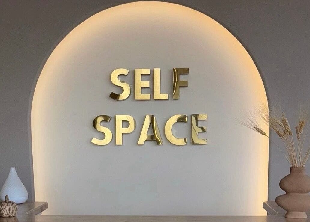 Декор стены в The Future of Nails, Fair Oaks, Калифорния, США с надписью 'SELF SPACE'.