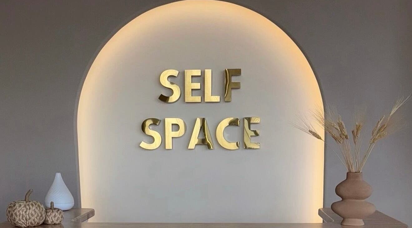 Декор стены в The Future of Nails, Fair Oaks, Калифорния, США с надписью 'SELF SPACE'.