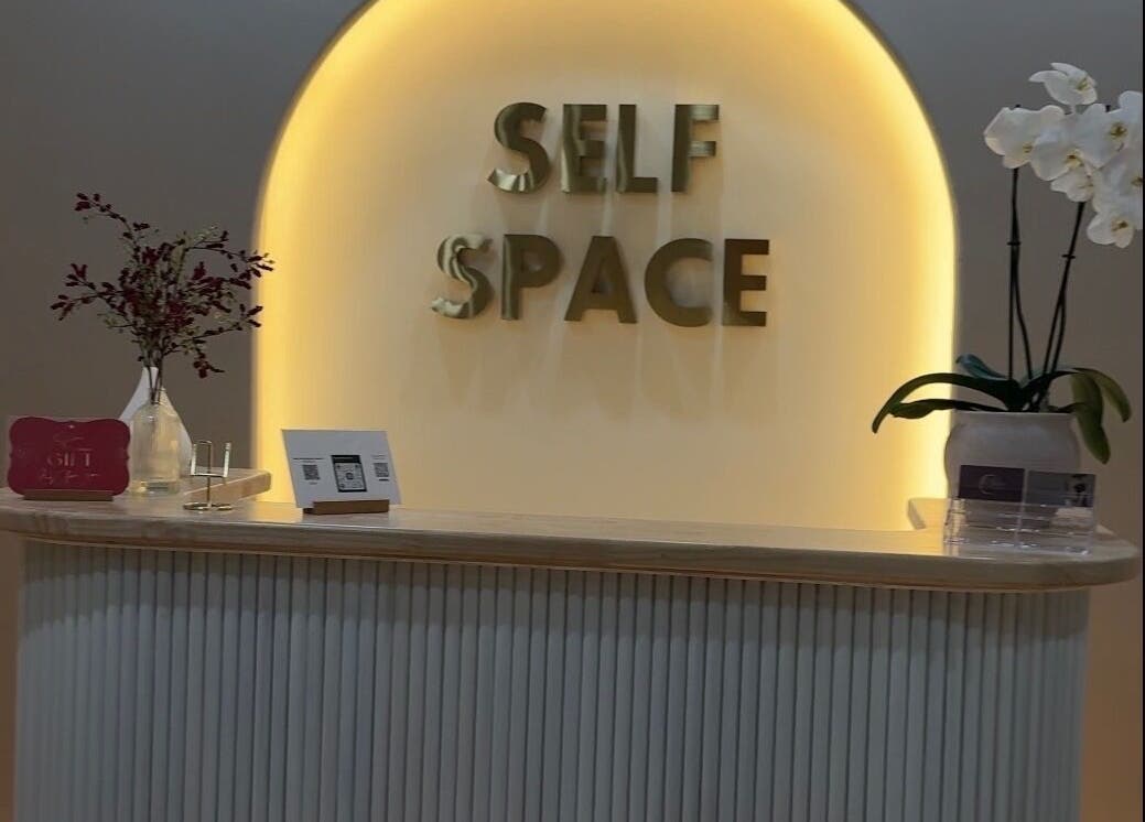 Элегантный интерьер стойки ресепшн в The Future of Nails, Fair Oaks, California, US.