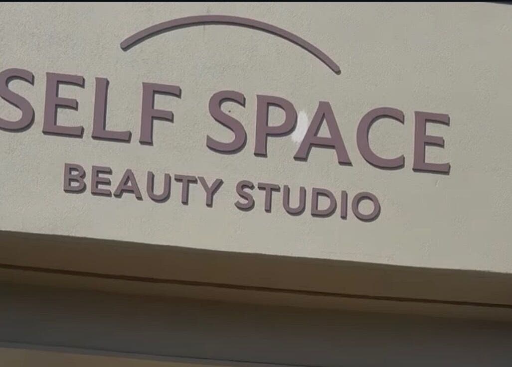 Вывеска студии красоты 'The Future of Nails', Фэйр-Окс, Калифорния, США.